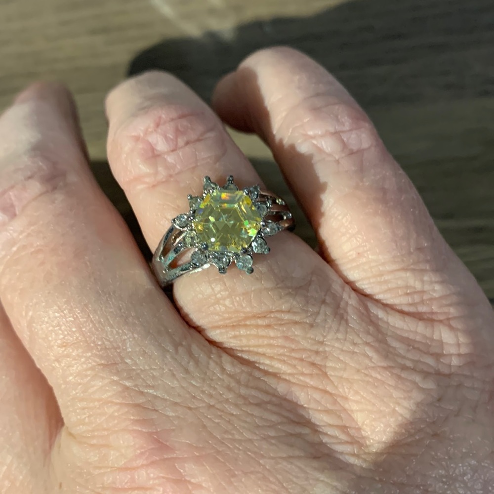 Gorgeous size 8 ring